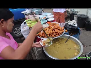 Myanmar Street Food - DELICIOUS Mohinga () in Yangon!