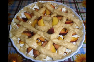 Песочный пирог с творогом и персиками