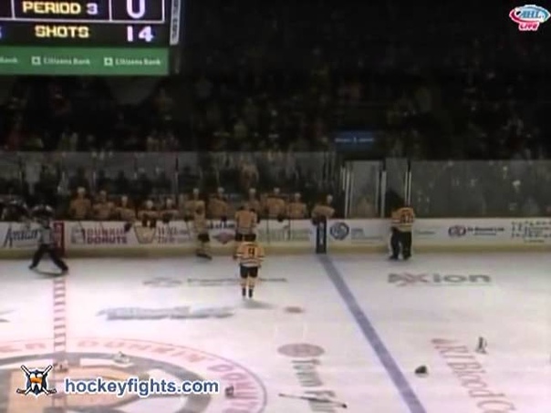 ( Goalie Fight) i Scott Stajcer vs Malcolm