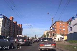 Напал с топором на машину