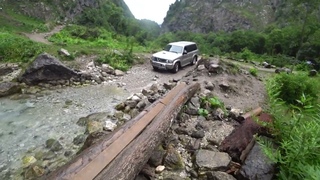 Nissan Patrol преодолевает брод