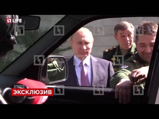 Генерал рассмешил Путина, оторвав ручку авто во время экскурсии