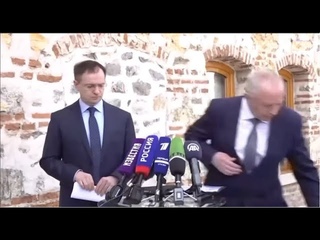 Во время войны за это расстреливают. Спицын