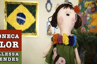BONECA EM FELTRO