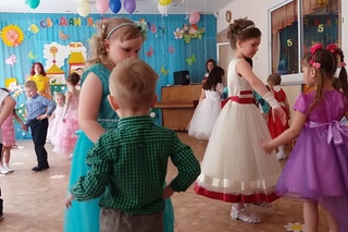Танец с малышами “Полечка для маленьких сандаликов“ А. Чугайкиной