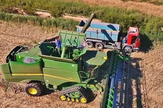 Rape Harvest?   John Deere S685i John Deere 8370R Hovorany  CZ