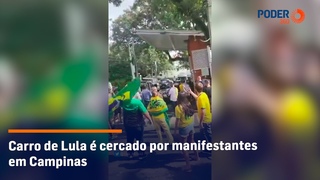 Carro de Lula  cercado por manifestantes em Campinas