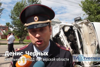 В Твери перевернулась маршрутка, пострадали более 10 человек