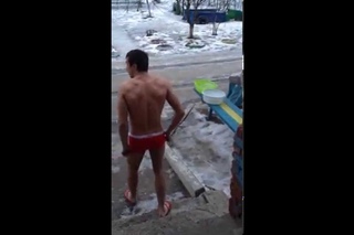 Обливание холодной водой закаляет !