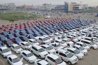 ФЛАГ РОССИИ, СОЗДАННЫЙ ИЗ НАИБОЛЬШЕГО КОЛИЧЕСТВА АВТОМОБИЛЕЙ