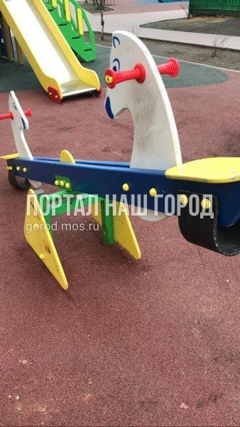 Ответственные службы привели в порядок детскую площадку во дворе на проспекте Защитников Москвы Ответственные службы привели в порядок детскую площадку во дворе на проспекте Защитников Москвы