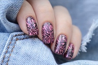 голубой маникюр со стемпингом. маникюр стемпинг. штамп для стемпинга со стразами. пластина для стемпинга to44.