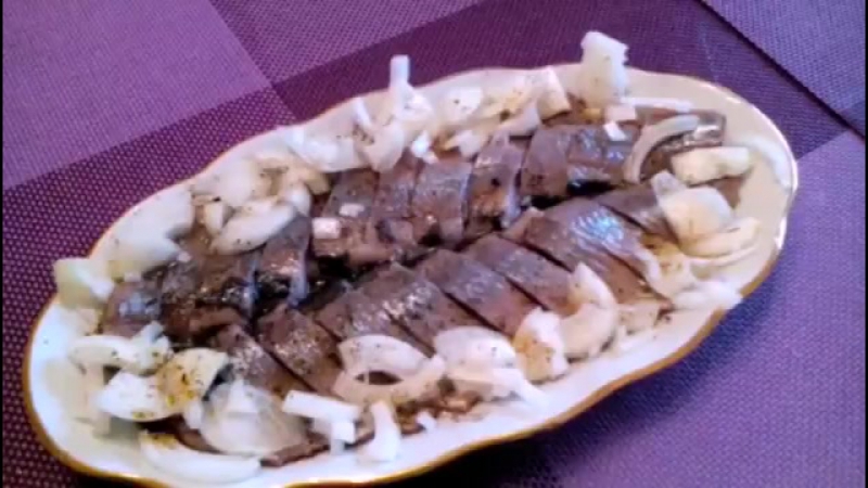Как быстро почистить селедку от