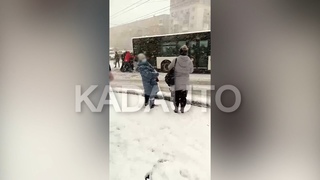 Застрял автобус. Скользко. Ленинский проспект. Калининград.
