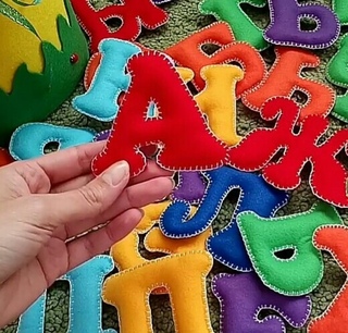 Тактильная азбука для детей. Abc буквы. Сенсорные буквы. Сенсорный тактильный алфавит для детей. Английский алфавит из фетра.