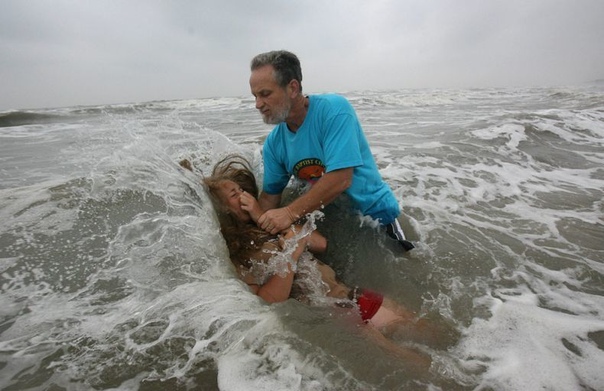Анекдот про топить. Топит мем. Печка в доме. Растопка угольного котла. Печка в доме.