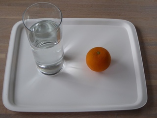 Опыт с апельсином. Опыт с апельсином тонет не тонет. Опыт с апельсином тонет не тонет. Эксперименты с цитрусовыми. Эксперимент с мандарином и водой.