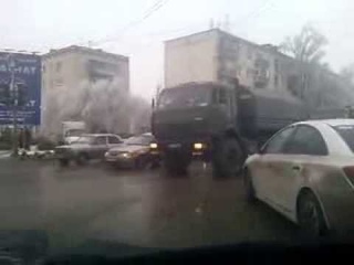 Колонна военных грузовиков входит в Волгоград