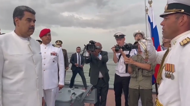 El presidente de Venezuela Nicolás Maduro subio a bordo del buque escuela ruso