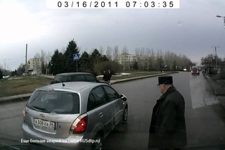 Волгоградский маршрутчик таранил автомобилистов, нарушающих ПДД