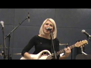 Настя Макаревич - «Радуюсь» Live под гитару