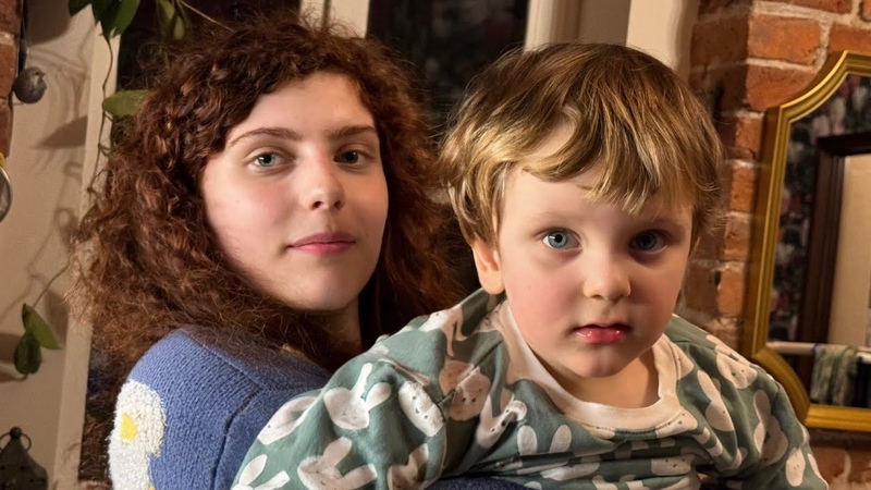 Ksenia is helping mother and song is helping Ksenia Ксюта помогает маме, а песня