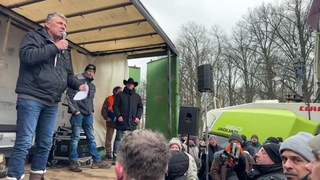 Kundgebung der Freien Bauern mit Robert Anthony Lee in Berlin