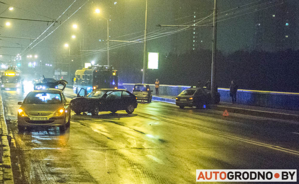 Гродно отметил «День жестянщика»: на мосту по улице Поповича столкнулось 8 автомобилей и 2 троллейбуса Это картинка