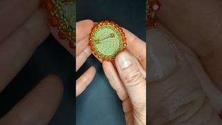 Весенняя брошь ручной работы в технике плетения #beads #бисер #brooch #вышивка #плетение #кабошон