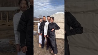 Бурятские или монгольские или китайские буряты в национальной одежде.