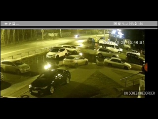 Видео поджога машины на парковке в Воронеже